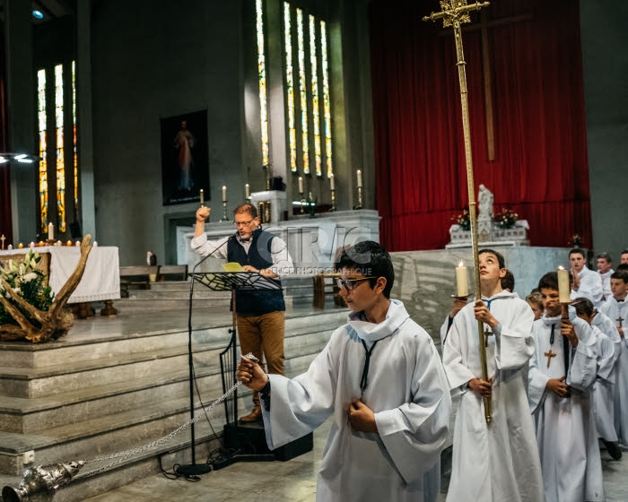 Animateur des chants liturgiques et servants de messe.