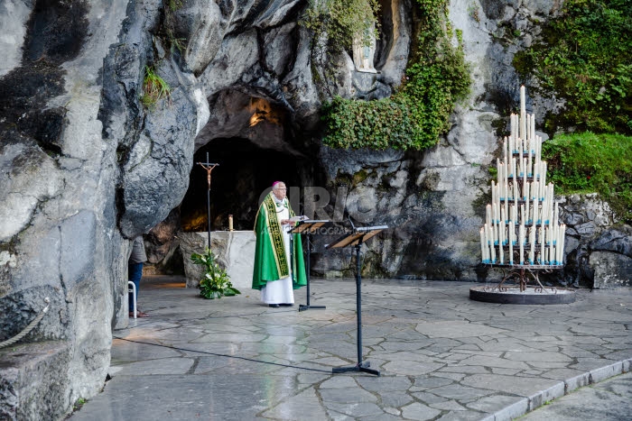 Mgr HEROUARD, célèbre les laudes à la grotte du sanctuaire de Lourdes.