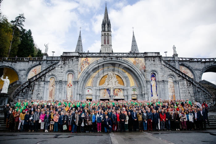 Photo de groupe en présence des évêques et des laïcs invités.