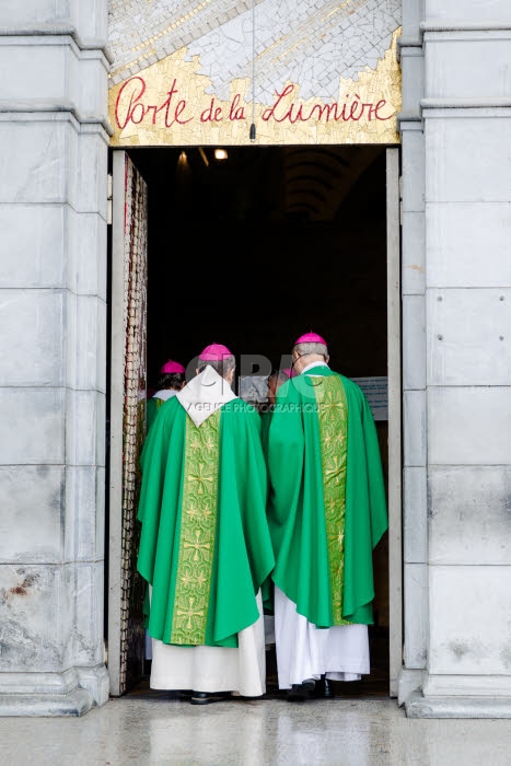 Evêques entrant dans la basilique Notre Dame du Rosaire à Lourdes.