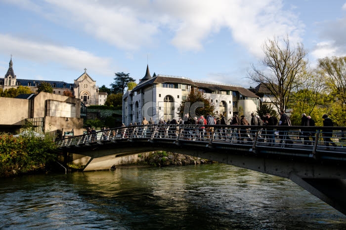 Pont franchissant la rivière à Lourdes.