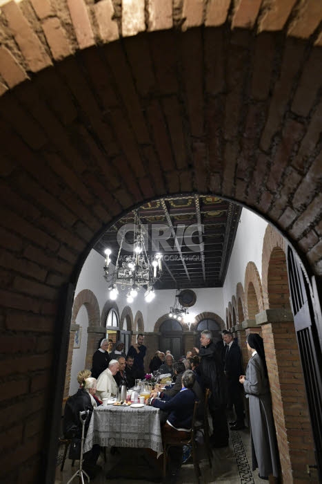 Le pape François visite le centre d’accueil pour personnes sans-abri.