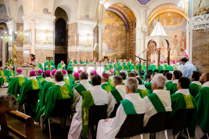 Messe célébrée en la basilique Notre Dame du Rosaire à Lourdes.