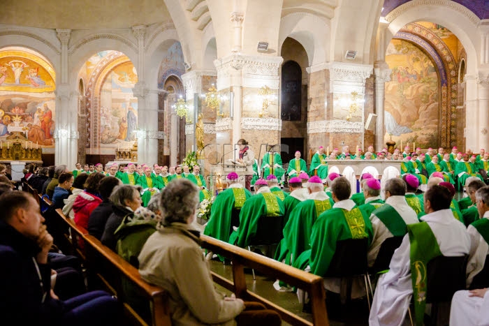 Messe célébrée en la basilique Notre Dame du Rosaire à Lourdes.