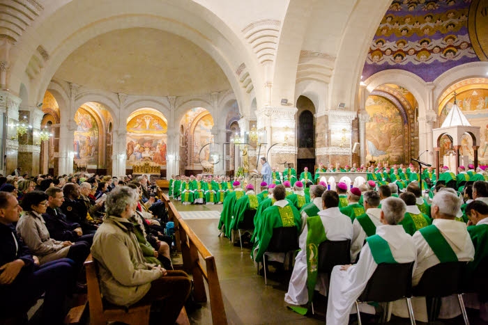 Messe célébrée en la basilique Notre Dame du Rosaire à Lourdes.