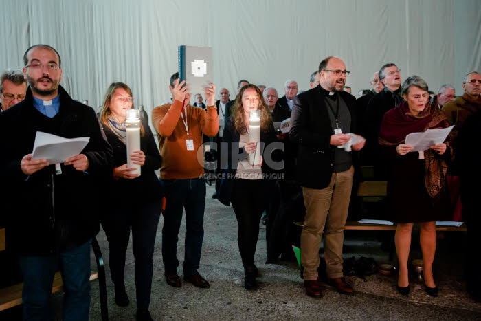 Veilléede prière en l'église Sainte-Bernadette à Lourdes.