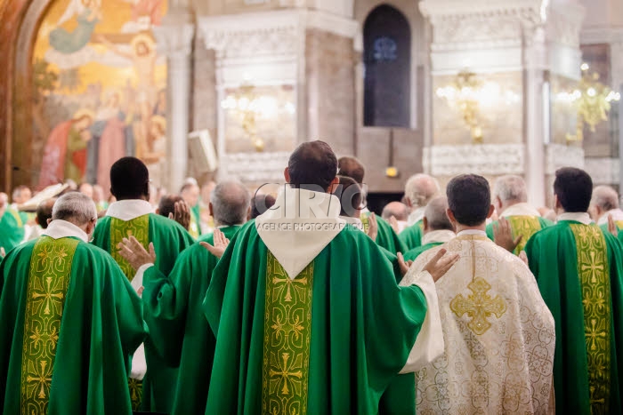 Messe célébrée en la basilique Notre Dame du Rosaire à Lourdes.