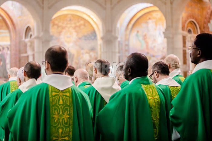 Messe célébrée en la basilique Notre Dame du Rosaire à Lourdes.