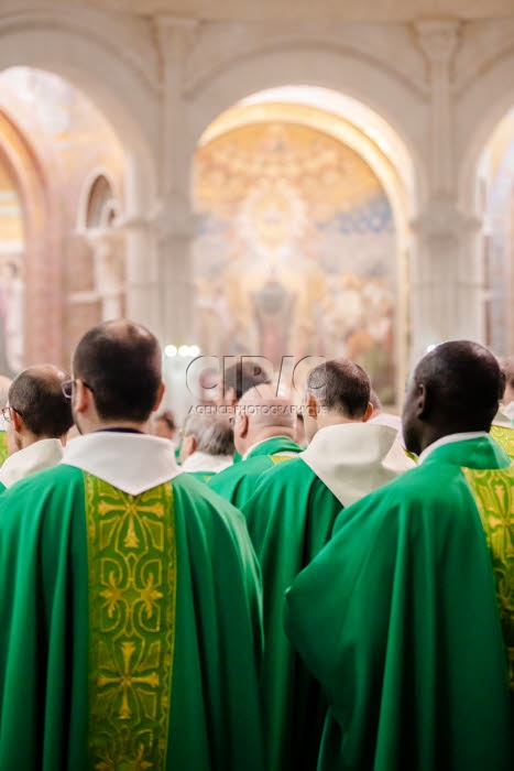 Messe célébrée en la basilique Notre Dame du Rosaire à Lourdes.