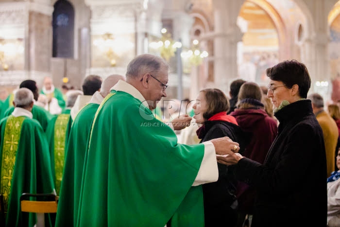 Messe célébrée en la basilique Notre Dame du Rosaire à Lourdes.