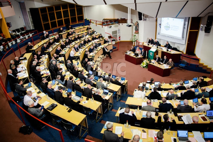 Séance de travail "Territoire et paroisse" dans l'hémicycle à Lourdes.