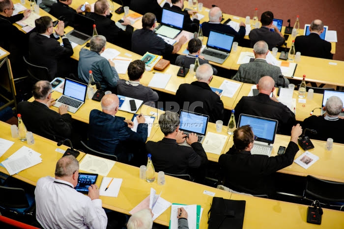 Séance de travail "Territoire et paroisse" dans l'hémicycle à Lourdes.