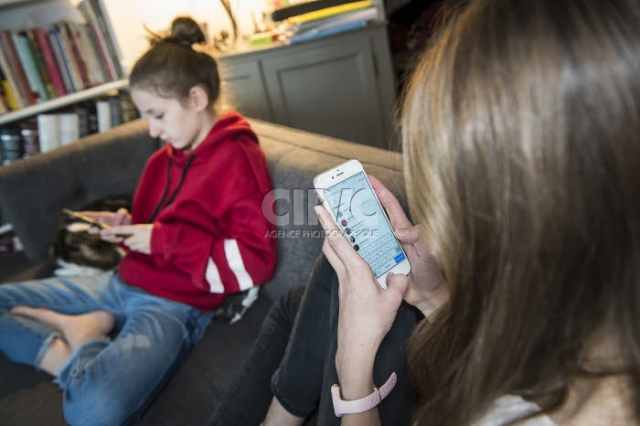 Adolescentes et téléphone portable.