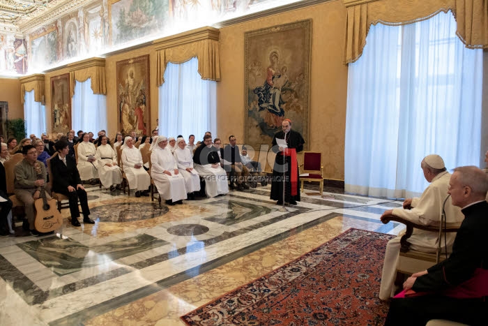 Le Pape et des français engagés dans diverses congrégations et mouvements.