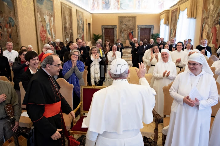 Le Pape et des français engagés dans diverses congrégations et mouvements.