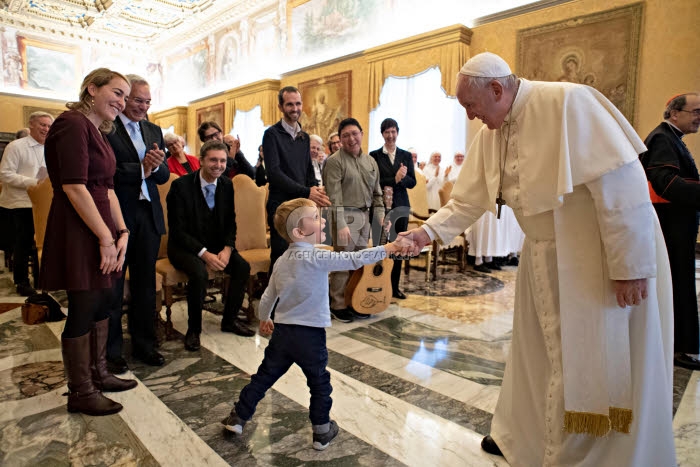 Le Pape et des français engagés dans diverses congrégations et mouvements.