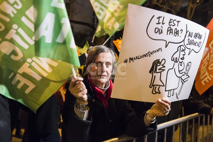 Manifestation contre le projet de loi bioéthique devant le Sénat à Paris.