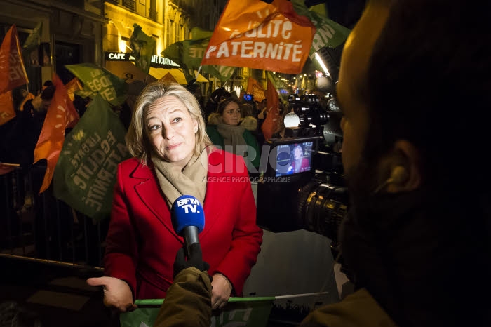 Manifestation contre le projet de loi bioéthique devant le Sénat à Paris.