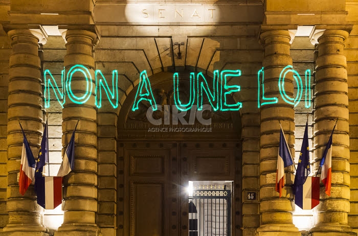 Manifestation contre le projet de loi bioéthique devant le Sénat à Paris.