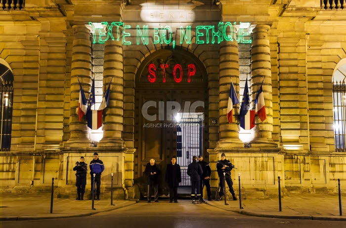 Manifestation contre le projet de loi bioéthique devant le Sénat à Paris.
