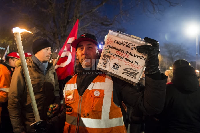 Paris, retraite aux flambeaux contre le projet de loi de réforme des retraites.