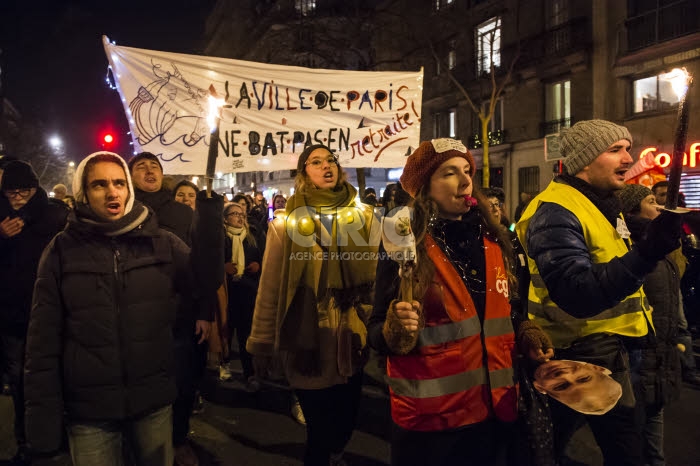Paris, retraite aux flambeaux contre le projet de loi de réforme des retraites.