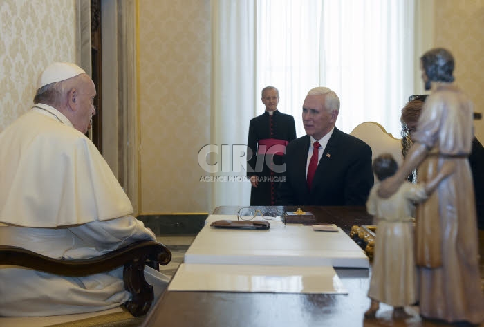 Le pape François reçoit Mike PENCE en audience privée au Vatican.