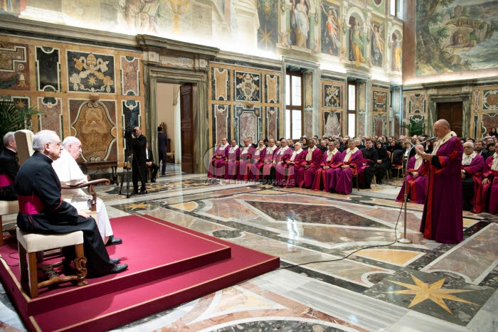 Le pape François rencontre les memebres du Tribunal de la Rote Romaine.
