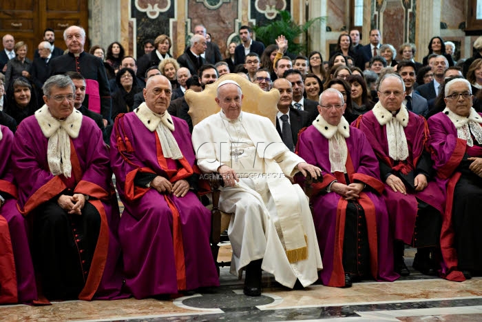 Le pape François rencontre les memebres du Tribunal de la Rote Romaine.