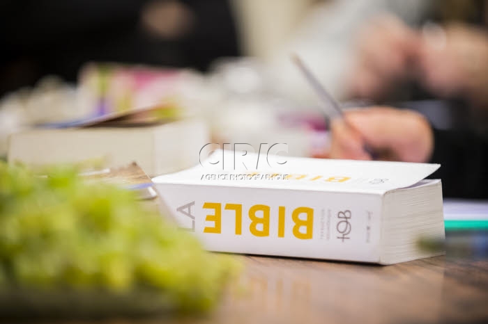 Bible, lecture de l'Evangile dans une paroisse.