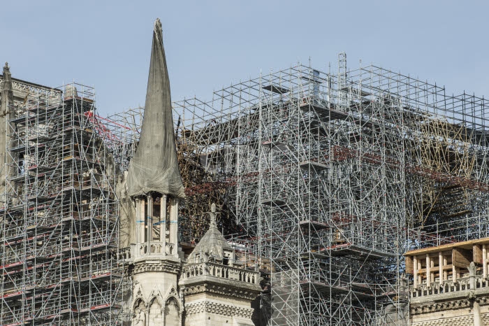 Travaux de reconstruction de la cathédrale Notre-Dame à Paris.