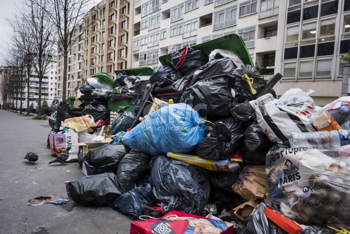 Amoncellement d'ordures à Paris.