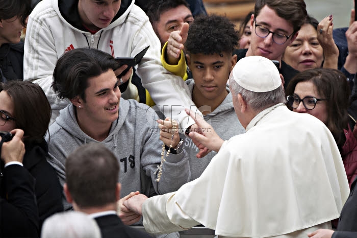Le pape François saluant des jeunes ors de l'audience générale.