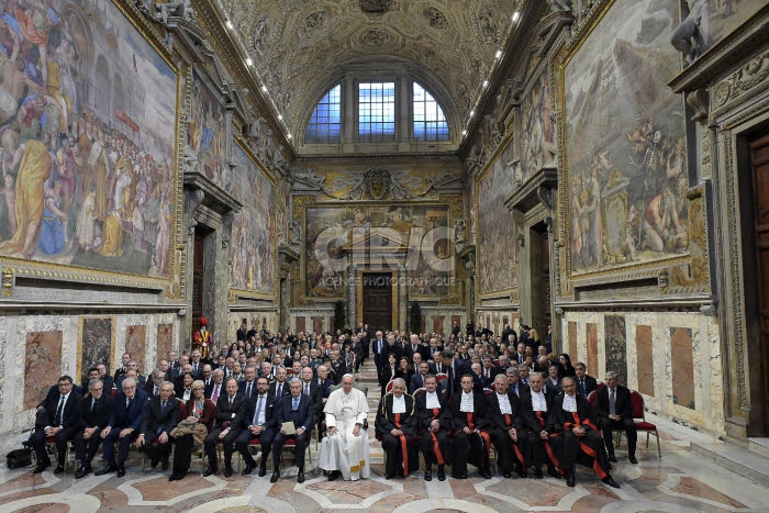 Le Pape entouré des membres des différentes structures de justice du Vatican