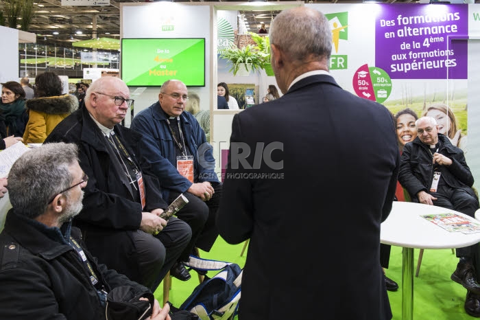 Evêques français au salon de l'agriculture à Paris.