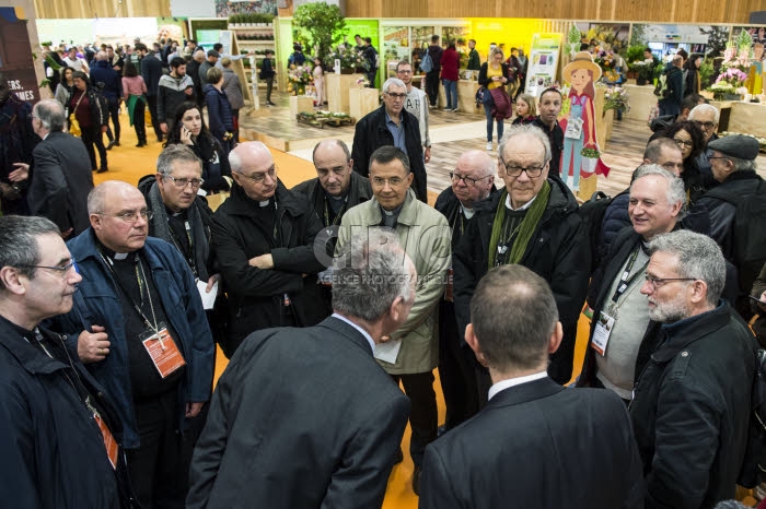 Evêques français au salon de l'agriculture à Paris.