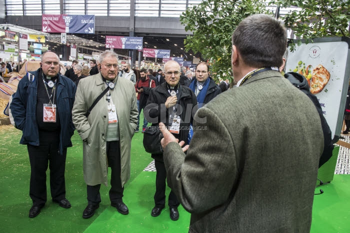 Evêques français au salon de l'agriculture à Paris.