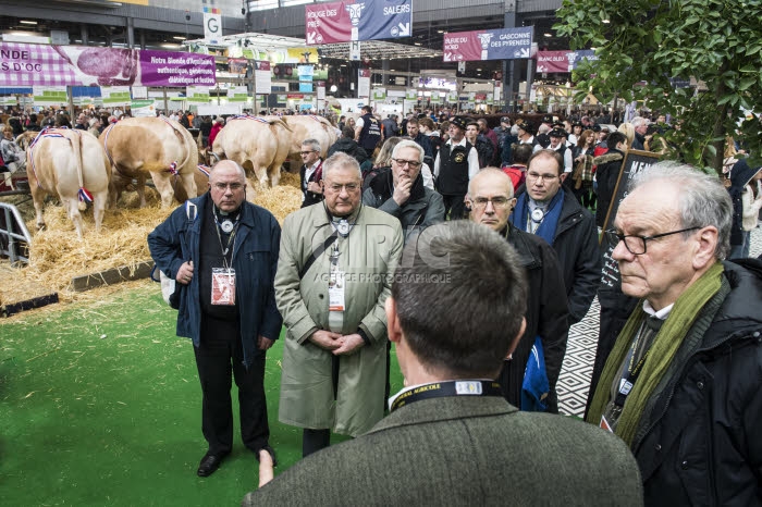 Evêques français au salon de l'agriculture à Paris.