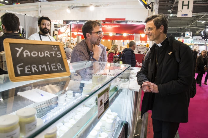 Evêques français au salon de l'agriculture à Paris.