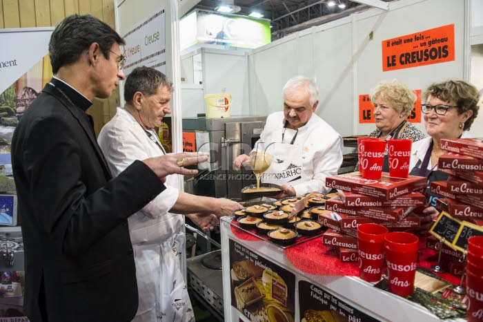 Evêques français au salon de l'agriculture à Paris.