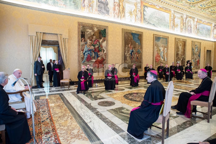 Le pape Franços reçoit au Vatican un groupe d'évêques français.