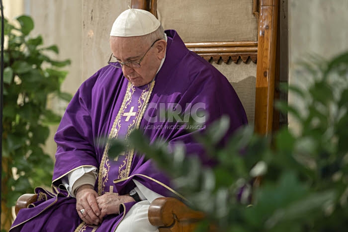 Le pape François célébre la messe quotidienne.