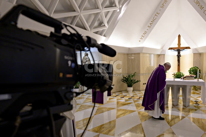 Le pape François célébre la messe quotidienne à Ste Marthe au Vatican.