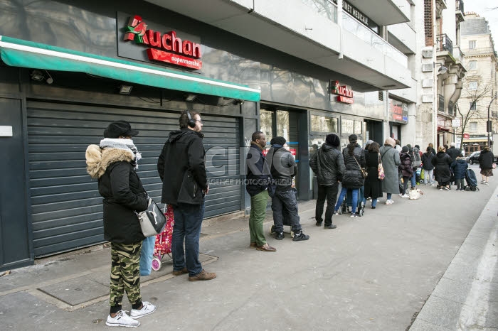 File d'attente devant un magasin avant instauration du confinement obligatoire