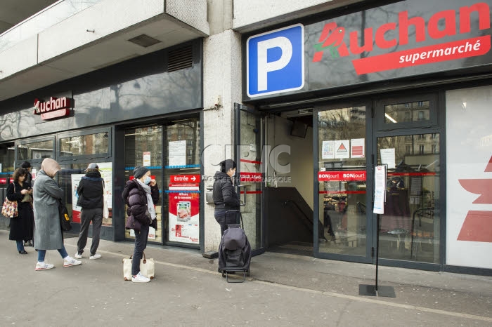 File d'attente devant un magasin avant instauration du confinement obligatoire