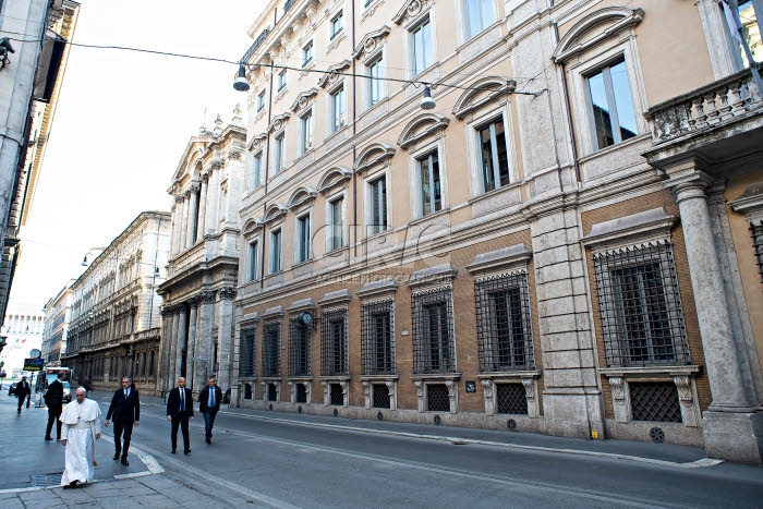 Confinement à Rome, le Pape se rend dans l'église San Marcello al Corso.