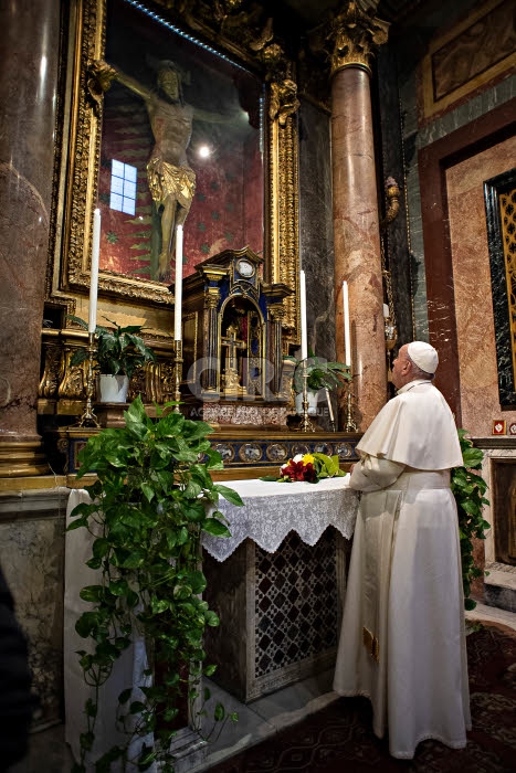 Le pape François prie dans l'église San Marcello al Corso à Rome.