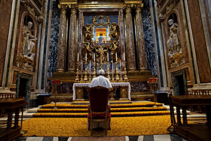 Le pape François est sorti du Vatican pour prier dans des églises.