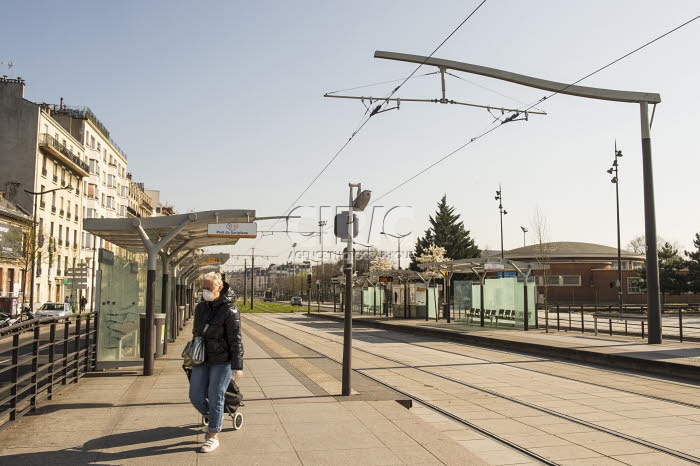 Coronavirus Covid-19, station du tramway déserte.