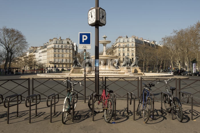 Coronavirus Covid-19, place de Paris déserte.